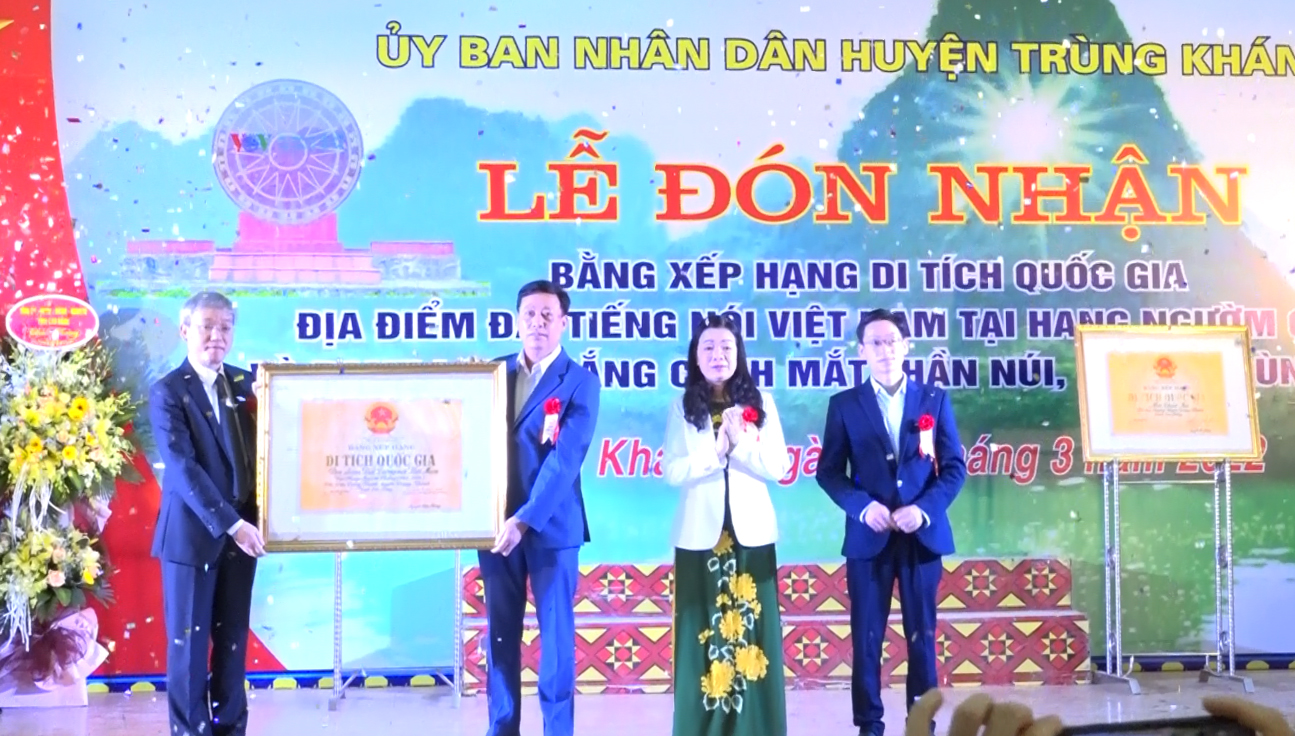 Lãnh đạo huyện Trùng Khánh nhận Bằng xếp hạng Di tích Quốc gia địa điểm Đài Tiếng nói Việt Nam tại hang Ngườm Chiêng (1966 - 1978).