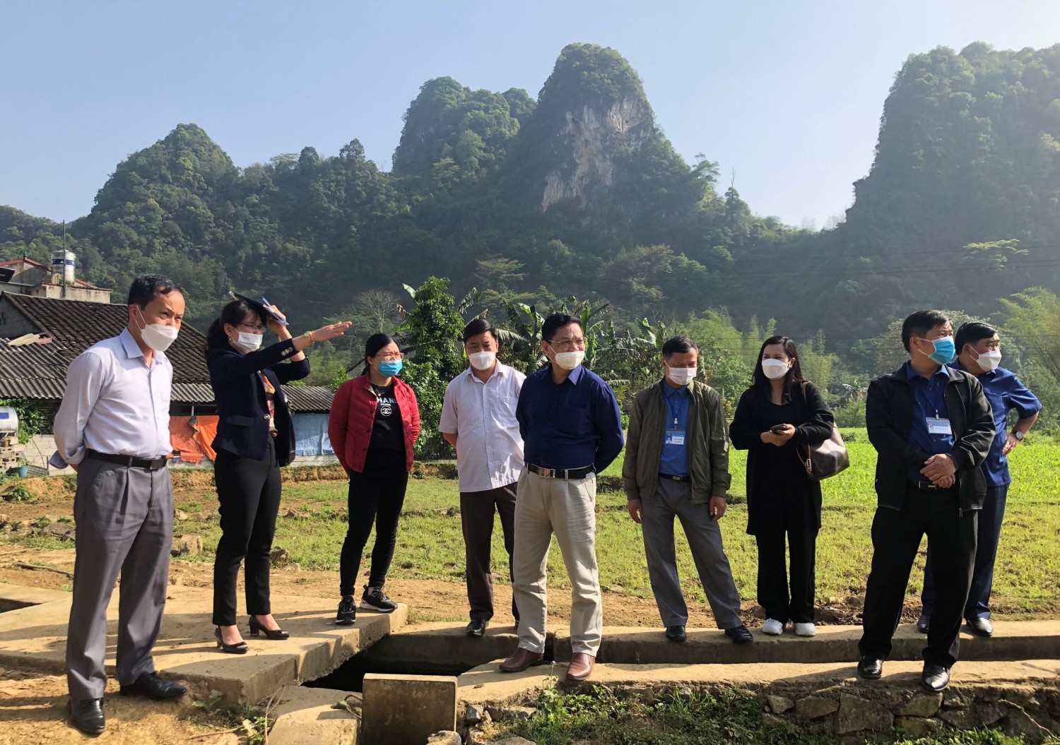 Đoàn đi kiểm tra thực địa tại tuyến kênh mương Keng Mạ xã Trung Phúc huyện Trùng Khánh