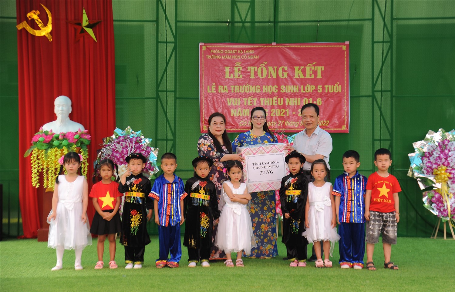 Phó Chủ tịch HĐND tỉnh Nông Thanh Tùng tặng quà Trường Mầm non Cô Ngân (Hạ Lang).