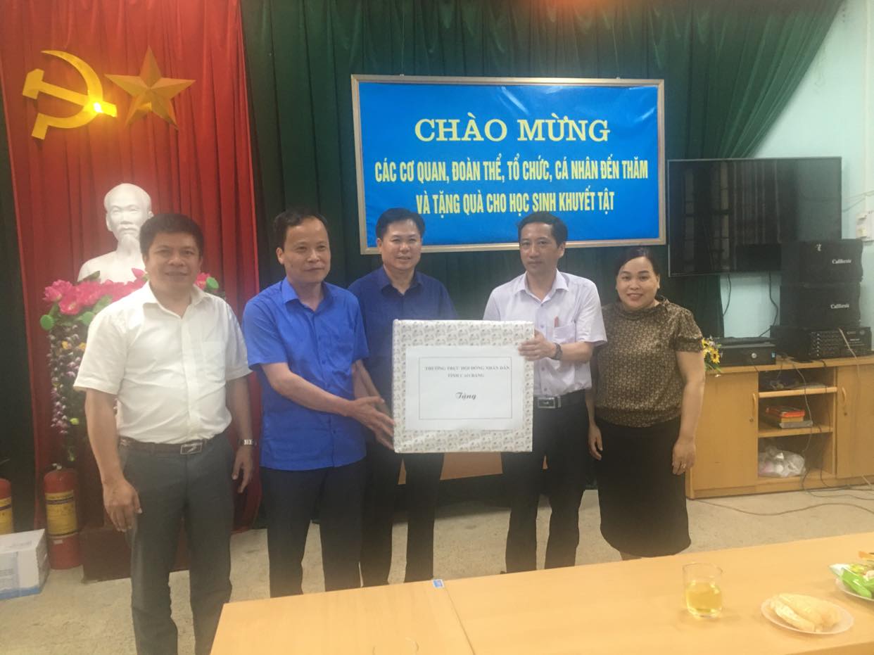 Phó Chủ tịch HĐND tỉnh Nông Thanh Tùng tặng quà Tết Thiếu nhi 1/6 tại Trung tâm Phục hồi chức năng và Giáo dục hòa nhập trẻ khuyết tật