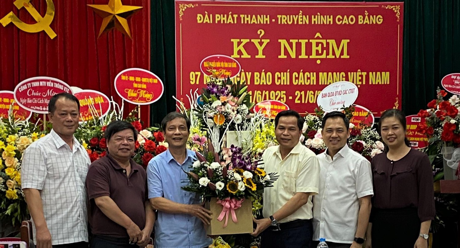Đoàn ĐBQH tình tặng hoa chúc mừng Đài PT-TH Cao Bằng