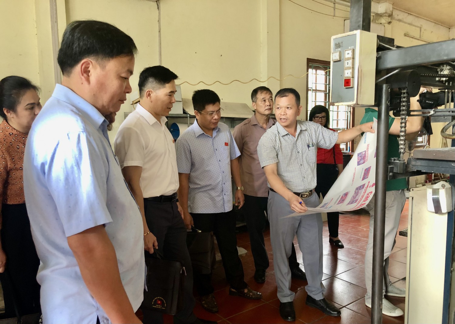 Đoàn khảo sát thực tế tại xưởng in của Công ty cổ phần In Việt Lập Cao Bằng