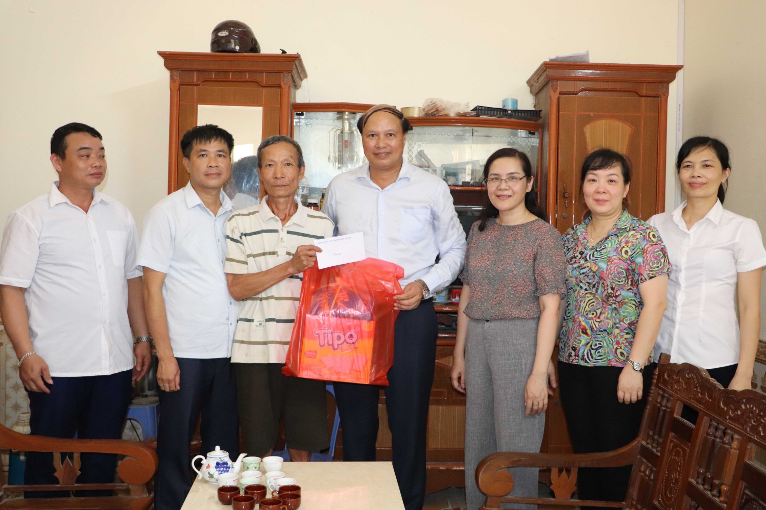 Đoàn công tác tặng quà ông Hoàng Đình Thuyết, nhiễm chất độc hóa học 81%, xóm Pác Bó, xã Dân Chủ (Hòa An).