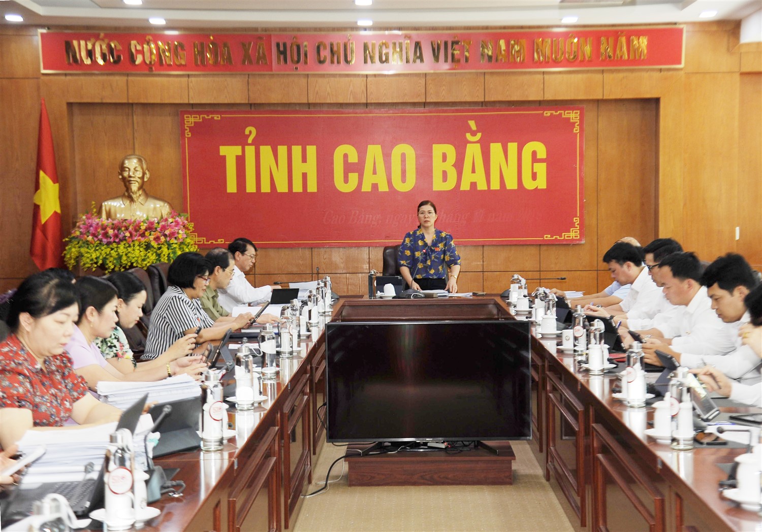 Tổ thảo luận số 01 dưới sự điều hành của đ/c Triệu Thị Thiết, Phó Bí thư Huyện ủy, Chủ tịch HĐND huyện Thạch An
