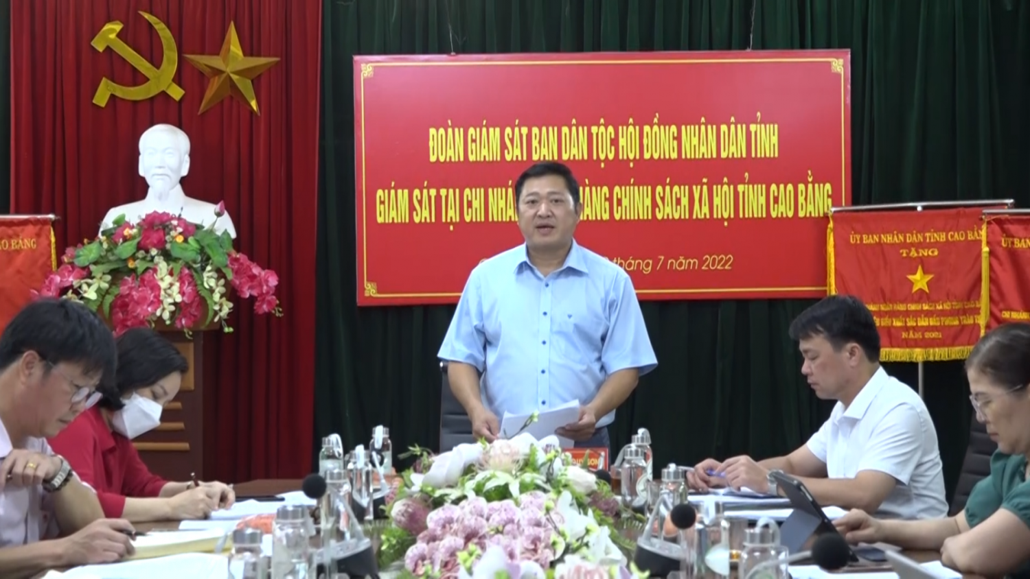 Đ/c Bàn Qúy Sơn - Trưởng Ban Dân tộc HĐND tỉnh phát biểu tại buổi làm việc với Chi nhánh Ngân hàng CSXH tỉnh