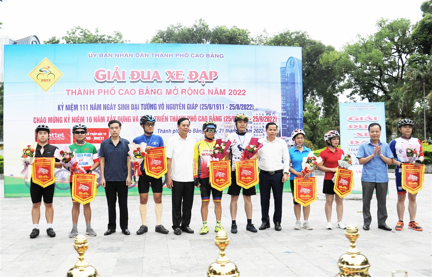 Các đồng chí lãnh đạo tỉnh và Ban tổ chức trao cờ lưu niệm cho các đoàn và câu lạc bộ xe đạp tham dự giải.