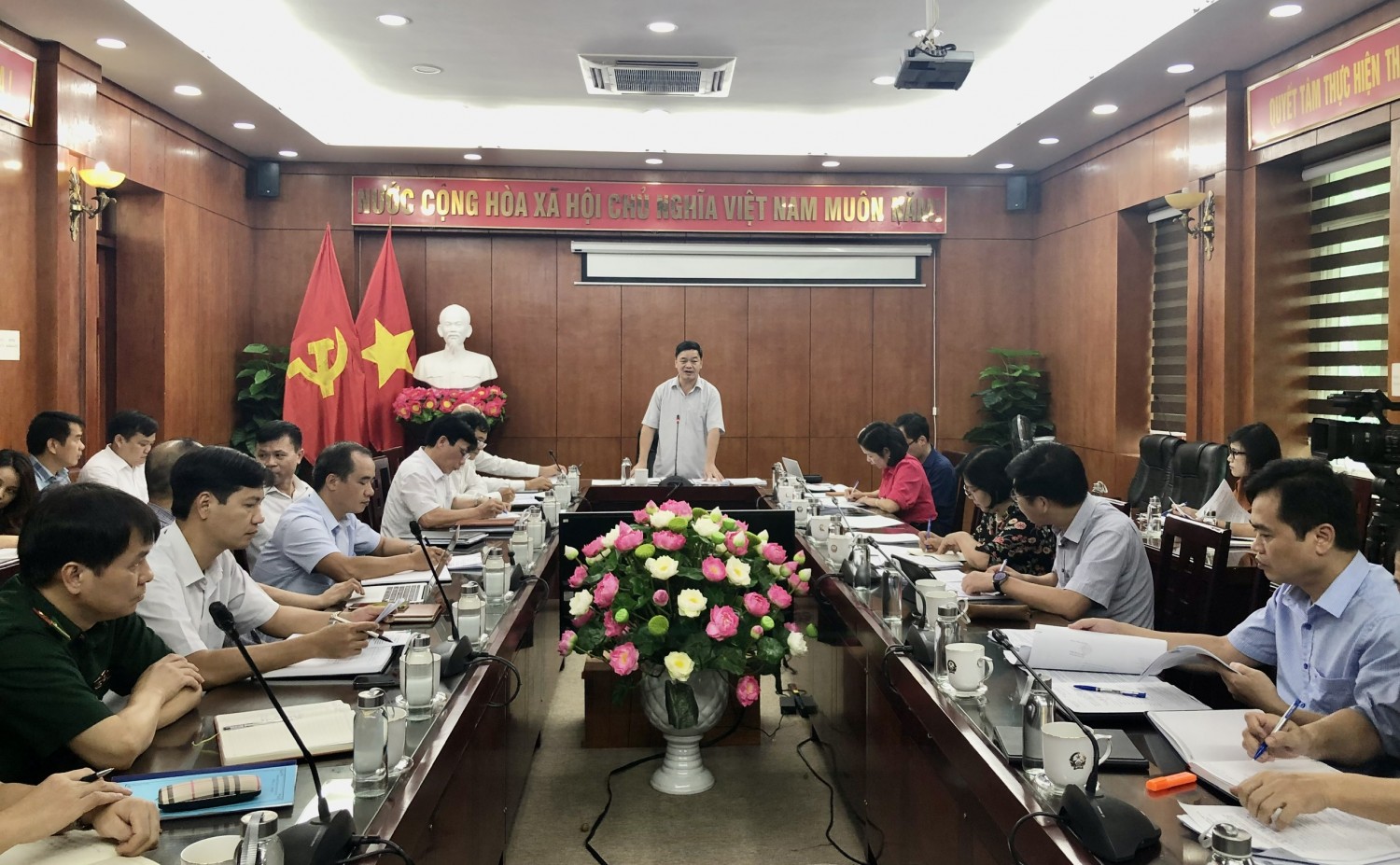 Trưởng ban Kinh tế - Ngân sách HĐND tỉnh La Văn Hồng phát biểu kết luận cuộc họp.