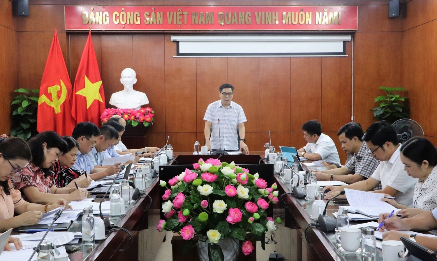 Trưởng Ban Văn hóa - Xã hội HĐND tỉnh Nông Hải Lưu phát biểu kết luận cuộc họp.