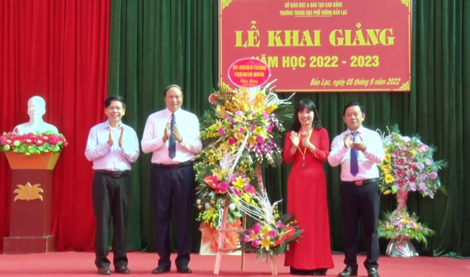 Phó Chủ tịch HĐND tỉnh Hoàng Văn Thạch chúc mừng Trường THPT Bảo Lạc.