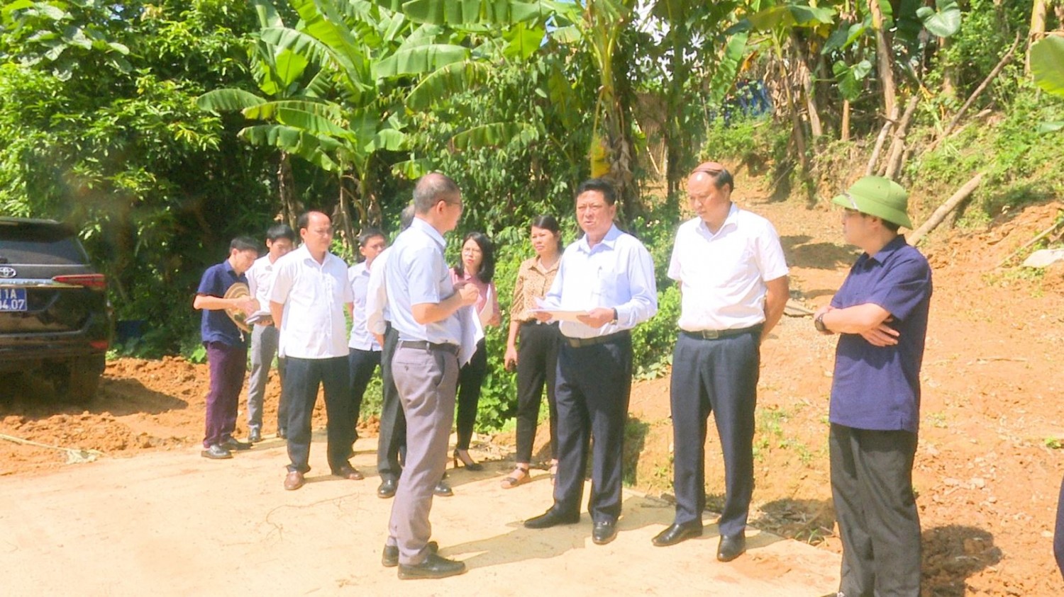 Bí thư Tỉnh ủy Trần Hồng Minh và đoàn công tác kiểm tra thực địa Dự án cải tạo, nâng cấp đường quốc lộ 34 - Nà Nọi 2, xã Minh Tâm.