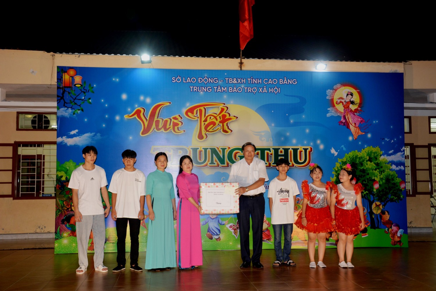 Phó Chủ tịch HĐND tỉnh Hoàng Văn Thạch tặng quà các cháu thiếu nhi tại Trung tâm Bảo trợ xã hội tỉnh