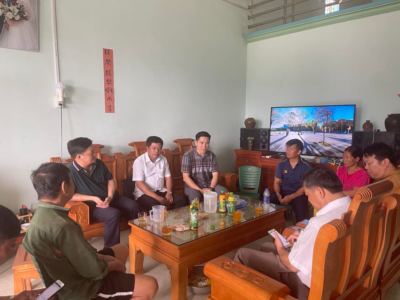 Đoàn khảo sát trao đổi với nhân dân xóm Bản Sầm, thị trấn Hòa Thuận về điểm du lịch tự phát
