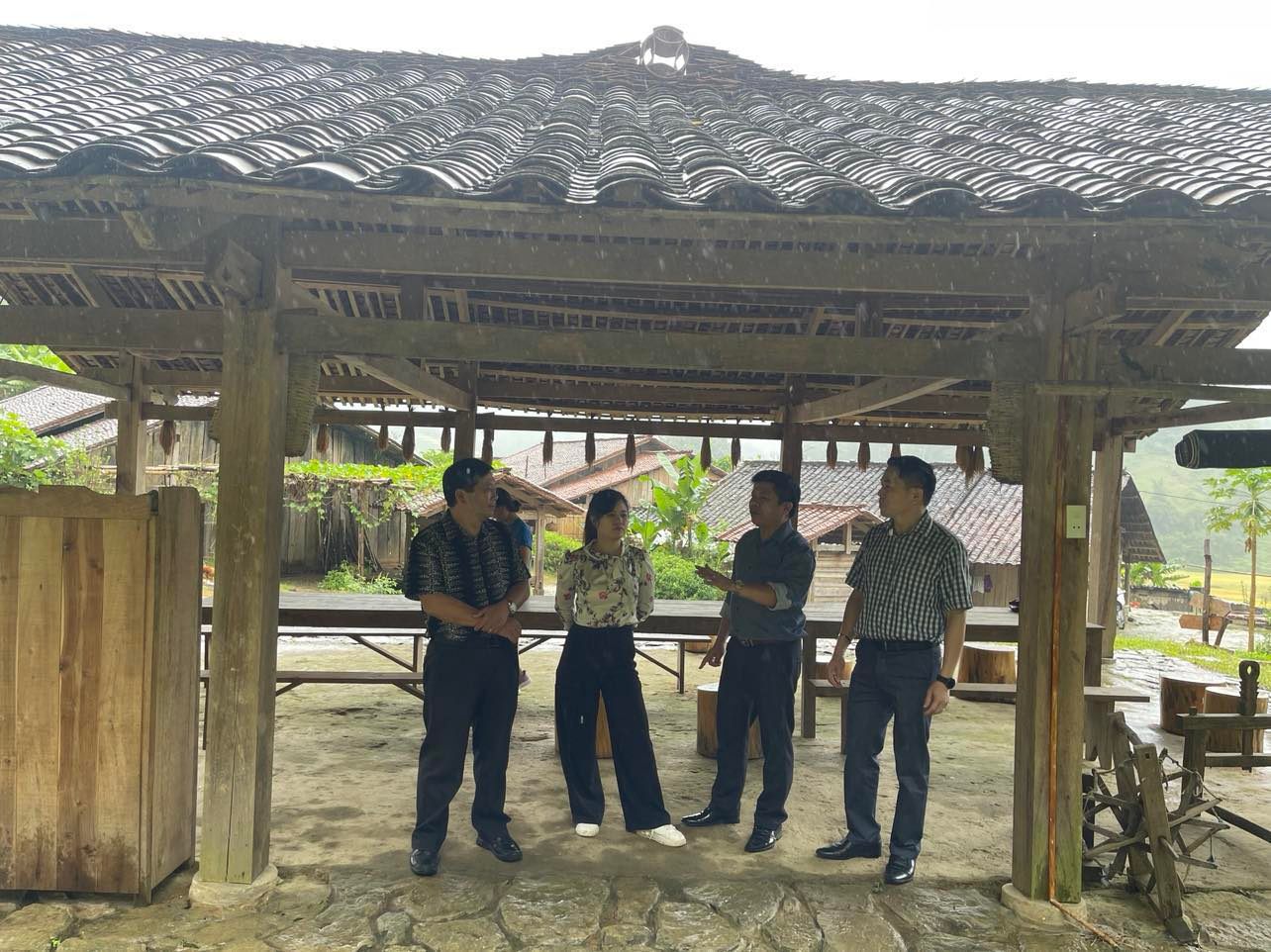 Đoàn khảo sát tại điểm du lịch cộng đồng xóm Hoài Khao, xã Quang Thành