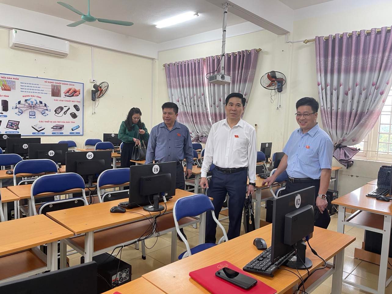 Đoàn kiểm tra phòng học vi tính tại trường THCS Hòa Chung