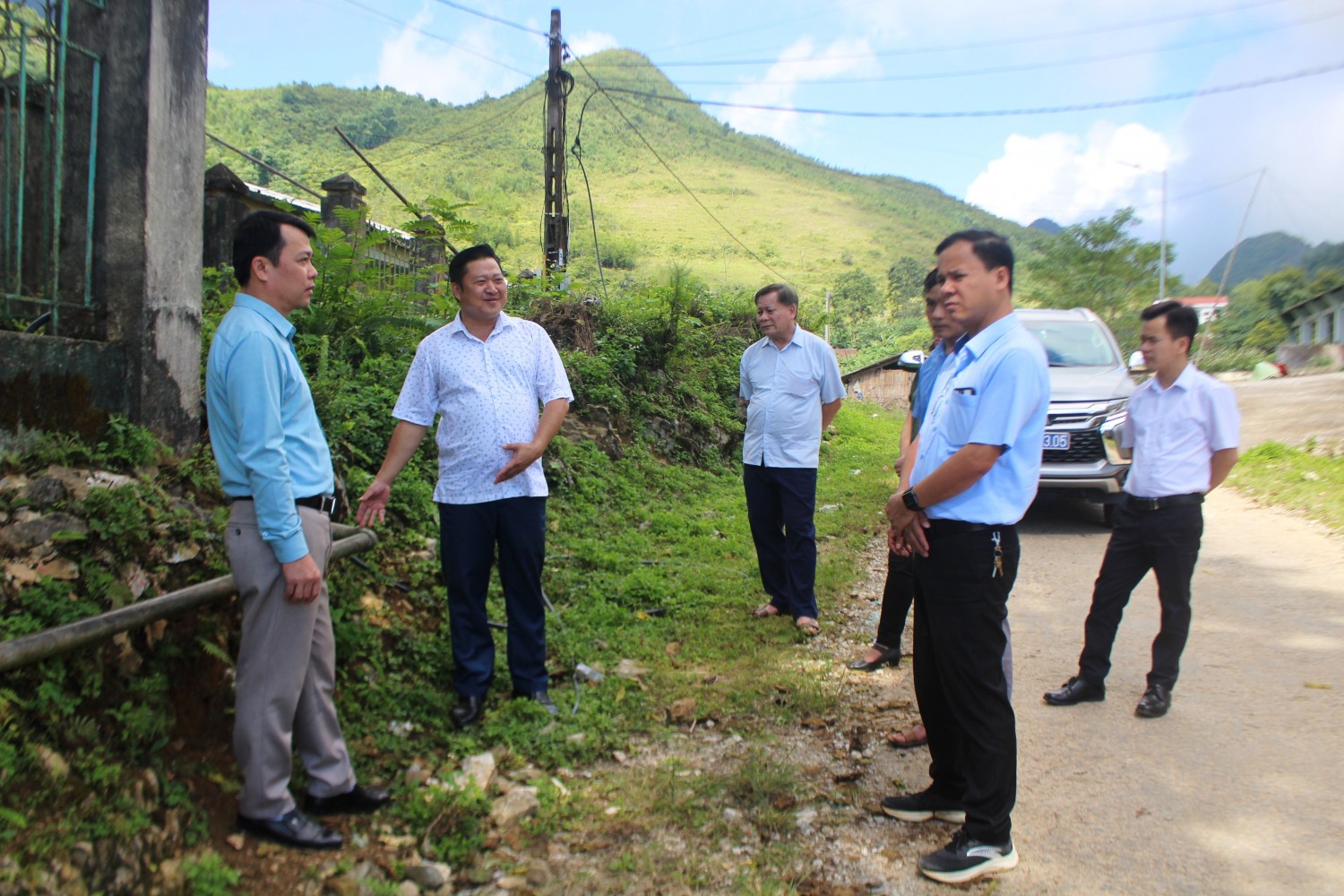 Đoàn công tác kiểm tra ống dẫn nước sinh hoạt tại xã Yên Sơn (Hà Quảng)