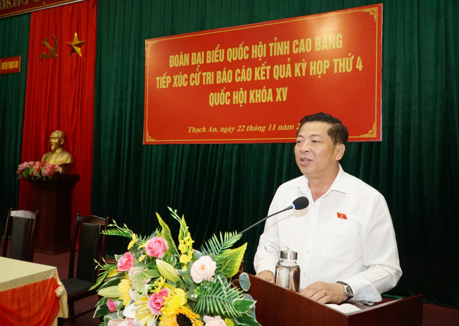 Bí thư Tỉnh ủy, Trường Đoàn ĐBQH Trần Hồng Minh phát biểu tại hội nghị tiếp xúc.