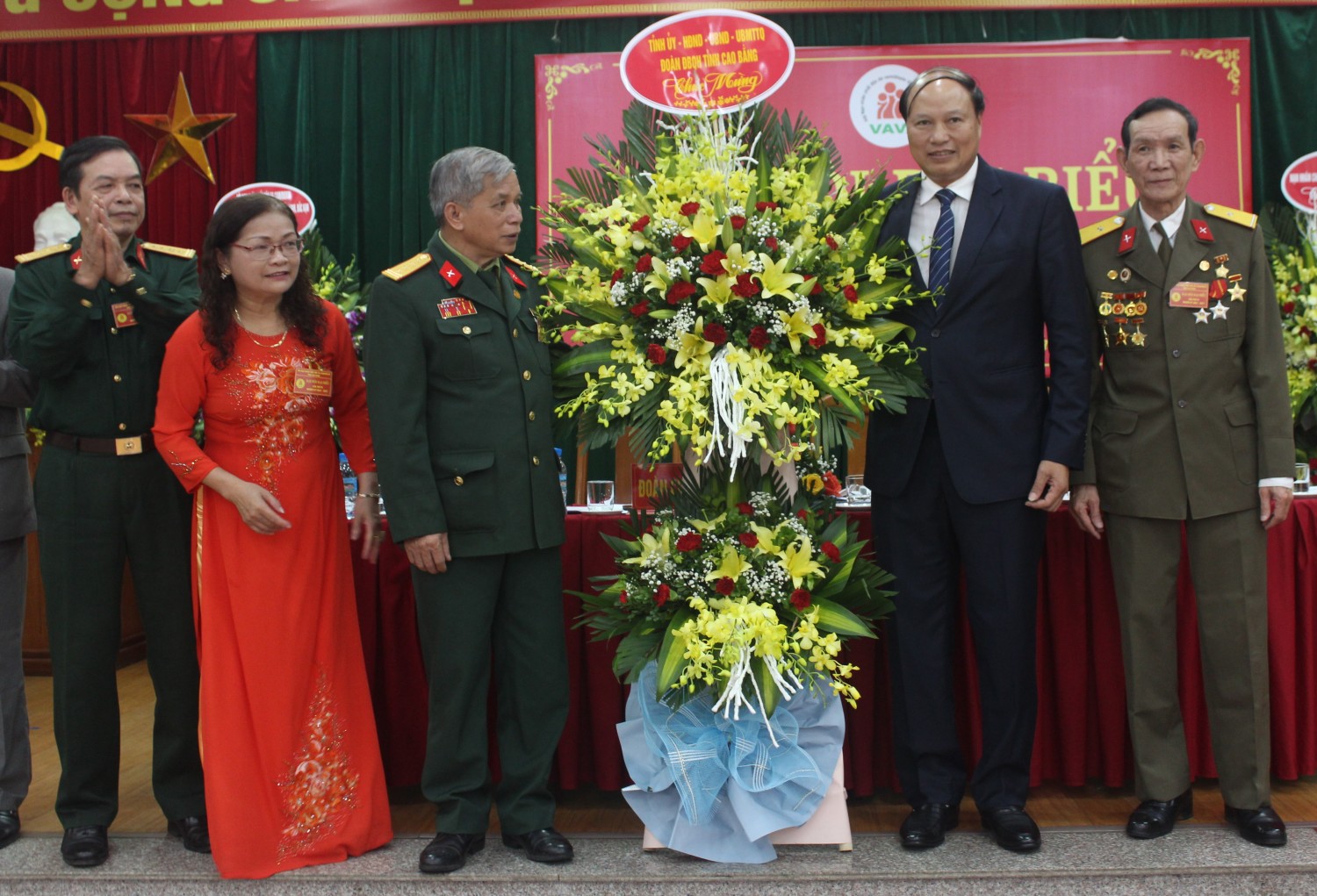Phó Chủ tịch HĐND tỉnh Hoàng Văn Thạch tặng hoa chúc mừng Đại hội