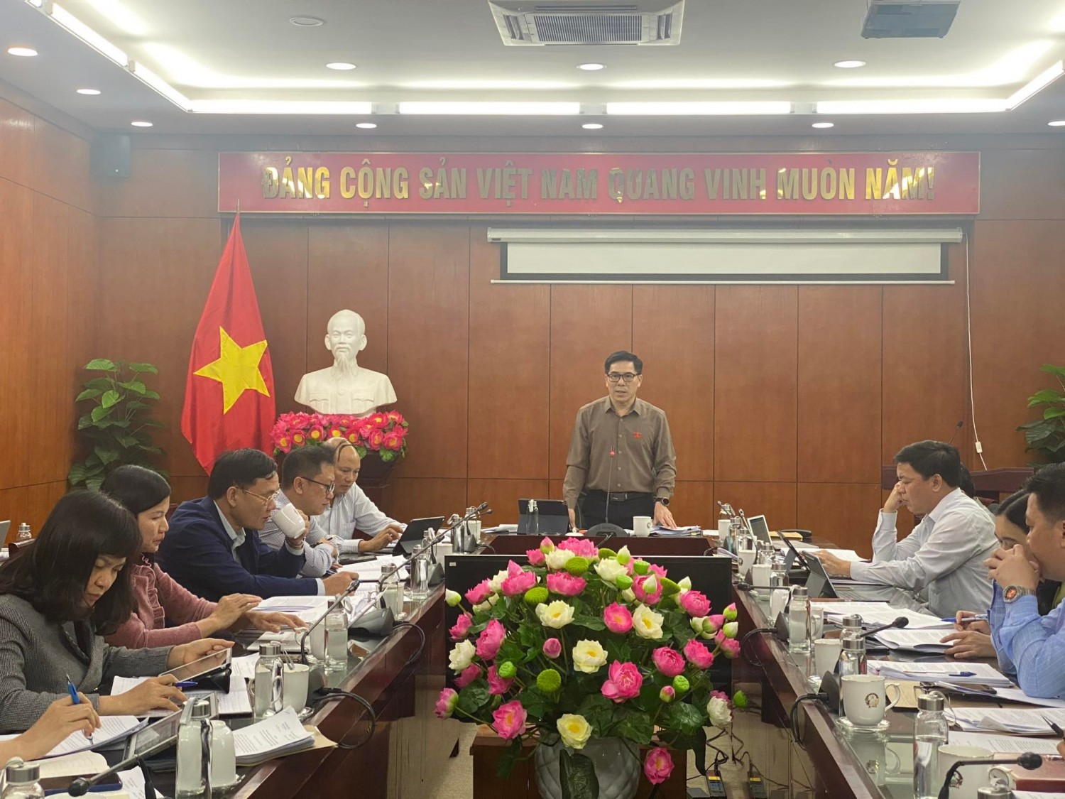 Trưởng Ban Văn hóa - Xã hội HĐND tỉnh Nông Hải Lưu phát biểu tquán triệt nội dung Hội nghị thẩm tra.