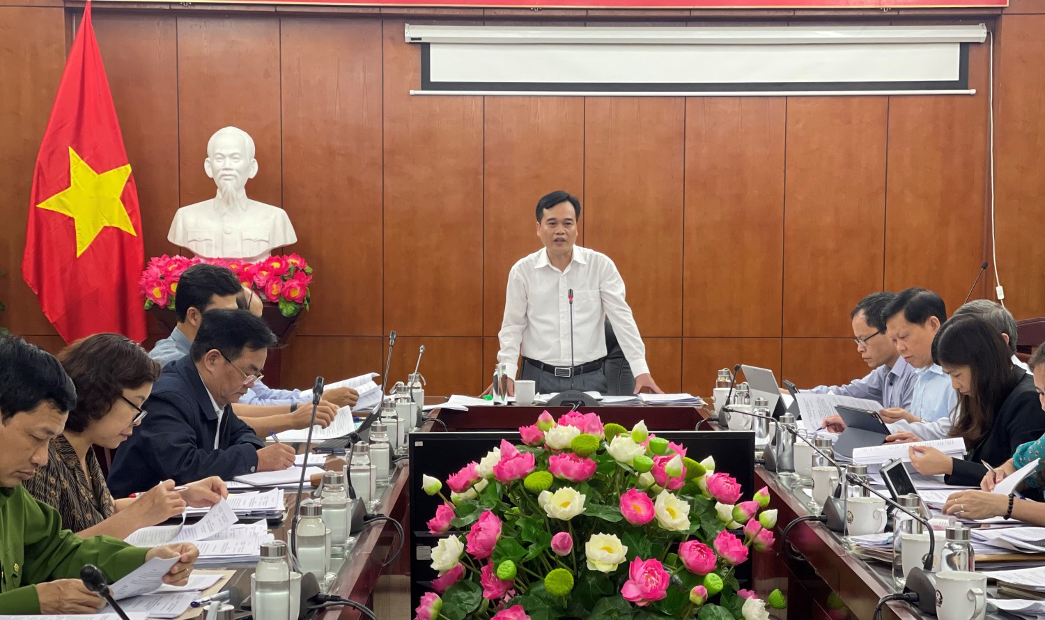 Trưởng Ban Pháp chế HĐND tỉnh Nông Văn Tuân phát biểu kết luận cuộc họp