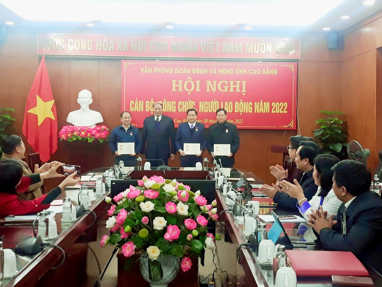 Đ/c Hoàng Văn Thạch - TUV, Phó Chủ tịch HĐND tỉnh trao tặng các danh hiệu thi đua