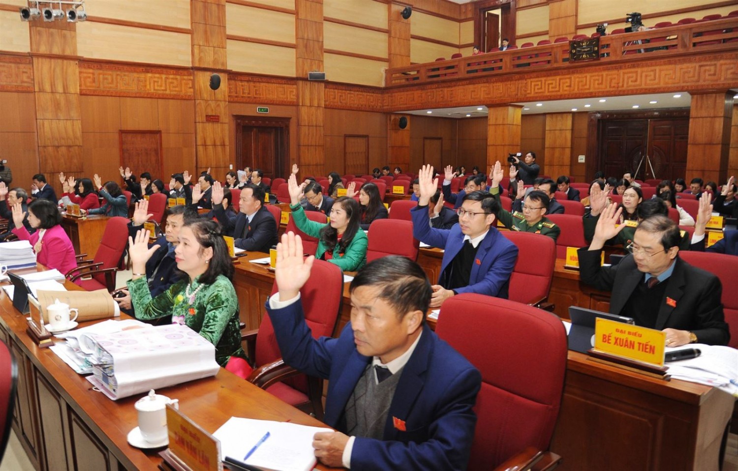 Các đại biểu biểu quyết thông qua nghị quyết tại kỳ họp