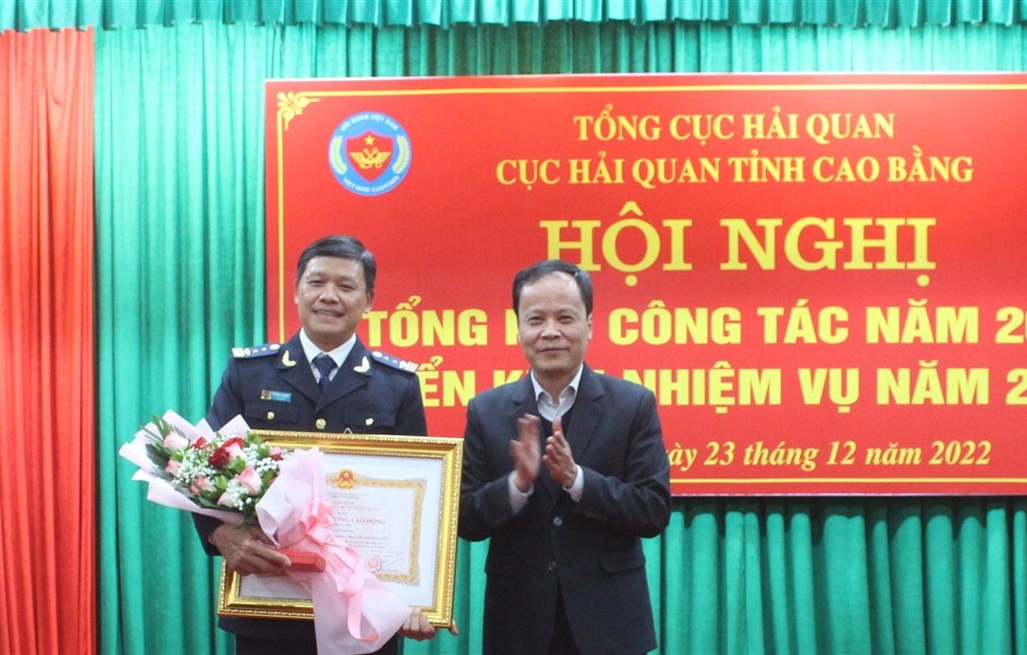 Thừa ủy quyền Chủ tịch nước, Phó Chủ tịch HĐND tỉnh Nông Thanh Tùng trao Huân chương Lao động hạng nhì cho đồng chí Lê Viết Phong, Cục trưởng Cục Hải quan tỉnh.