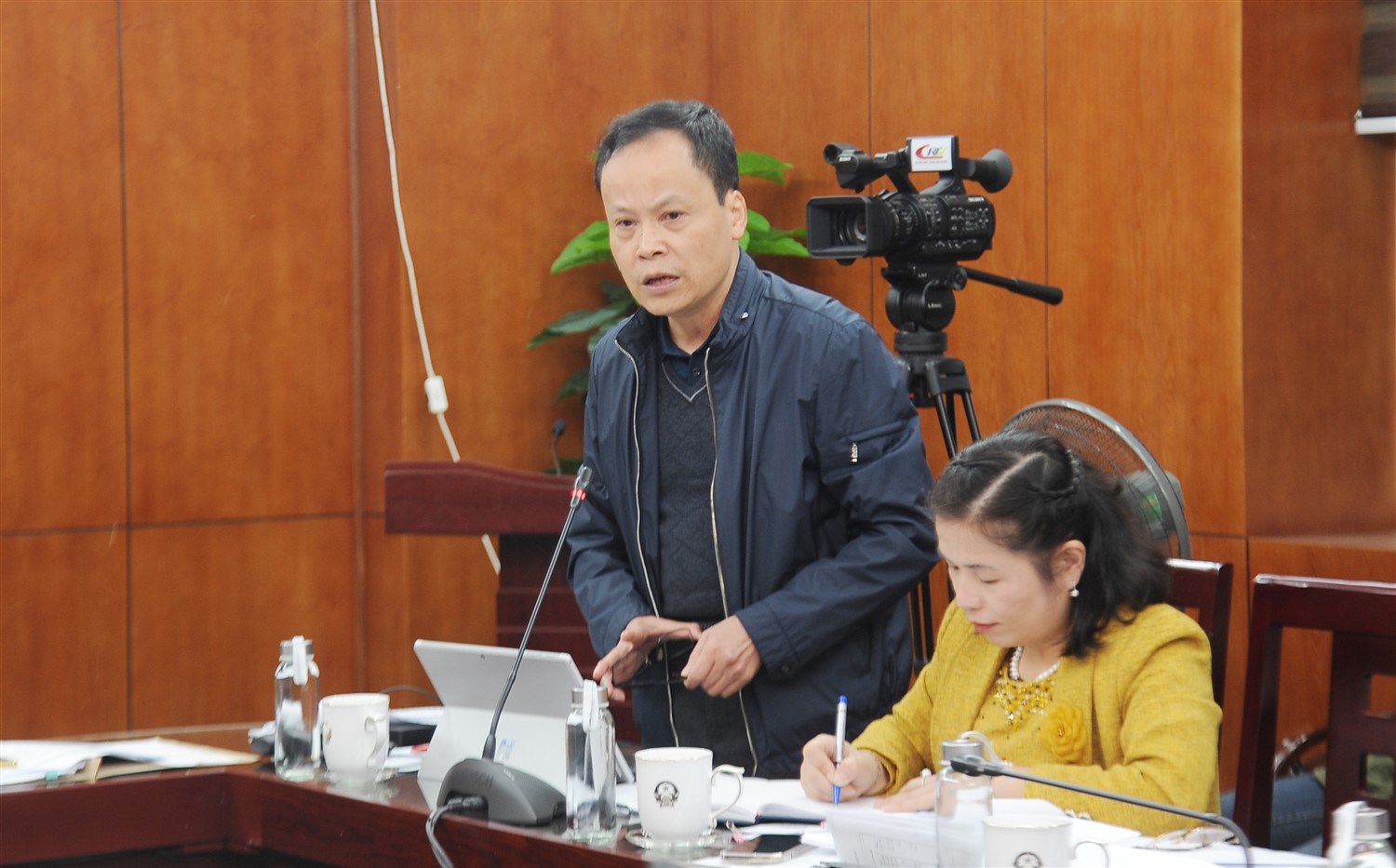 Phó Chủ tịch HĐND tỉnh Nông Thanh Tùng phát biểu ý kiến tại cuộc họp