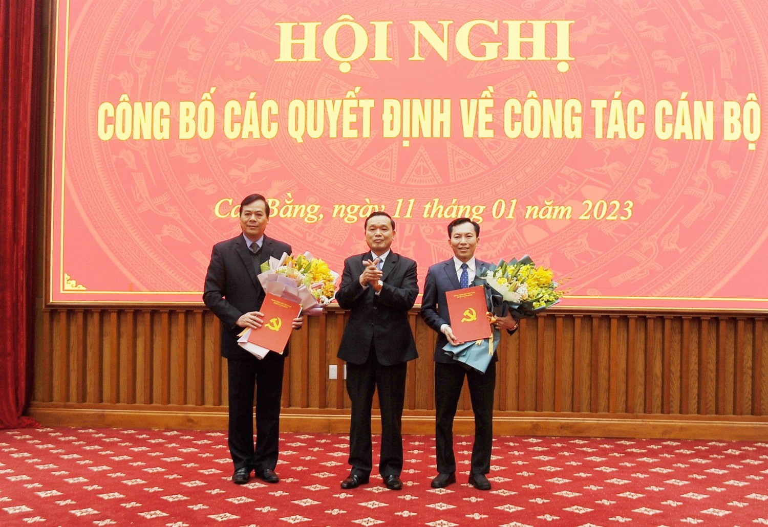Phó Bí thư Thường trực Tỉnh ủy Triệu Đình Lê trao quyết định, tặng hoa chúc mừng các đồng chí được điều động, phân công công tác.