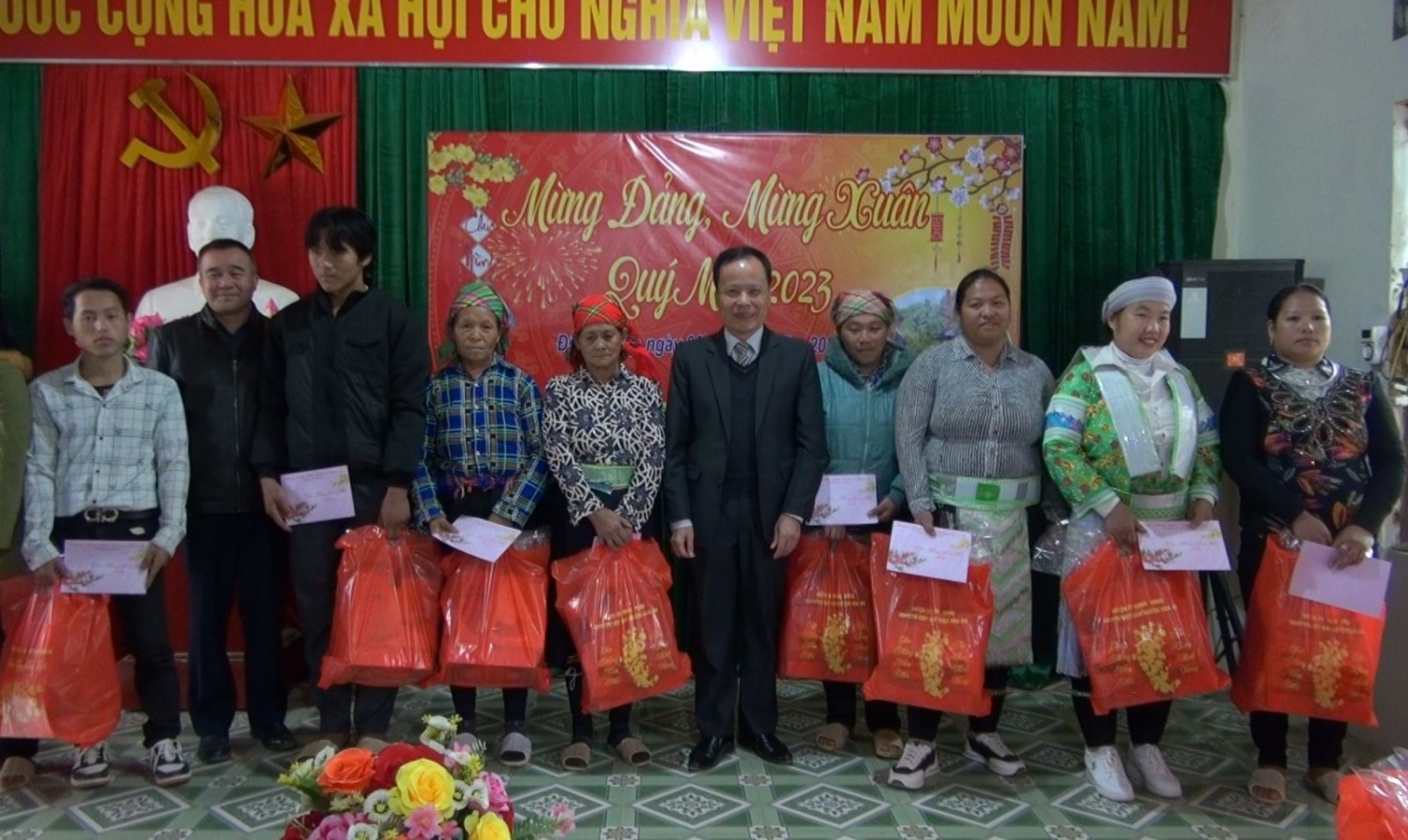 Đồng chí Nông Thanh Tùng, Ủy viên Ban Thường vụ Tỉnh ủy, Phó Chủ tịch HĐND tỉnh trao quà tết cho các hộ dân xóm Đông Sằng, xã Quang Trung, huyện Hoà An.
