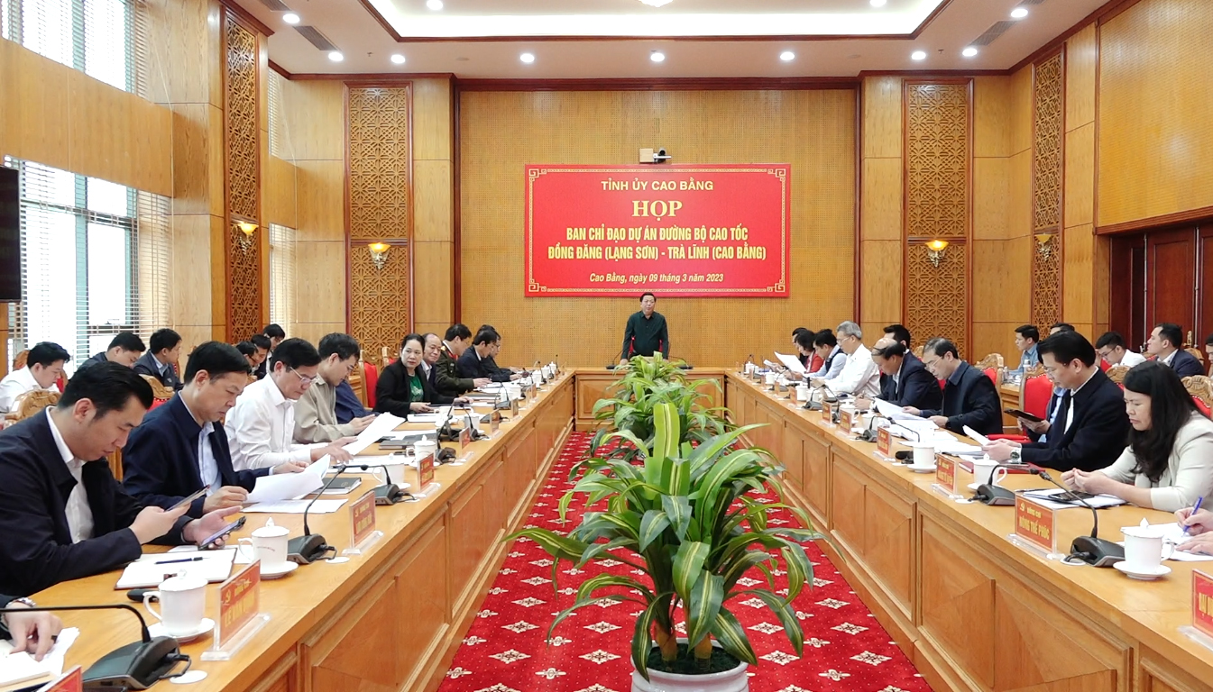 Bí thư Tỉnh ủy Trần Hồng Minh phát biểu kết luận cuộc họp.