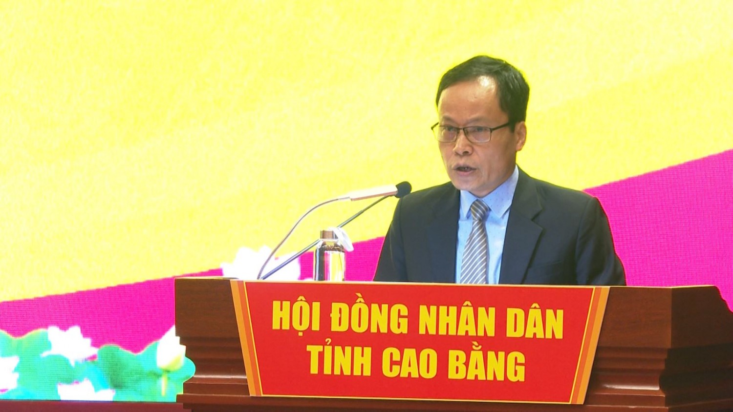 Đồng chí Nông Thanh Tùng, Phó Chủ tịch HĐND tỉnh phát biểu khai mạc hội nghị.