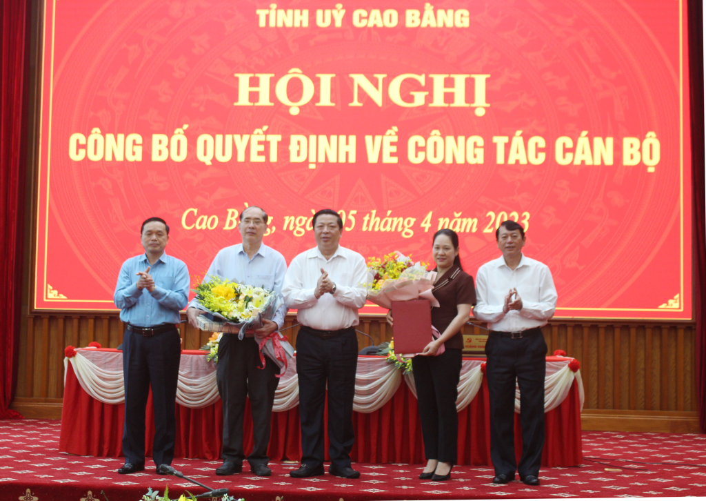 Các đồng chí lãnh đạo tỉnh trao quyết định và chúc mừng đồng chí Nguyễn Văn Dừa và Nông Thị Hà.