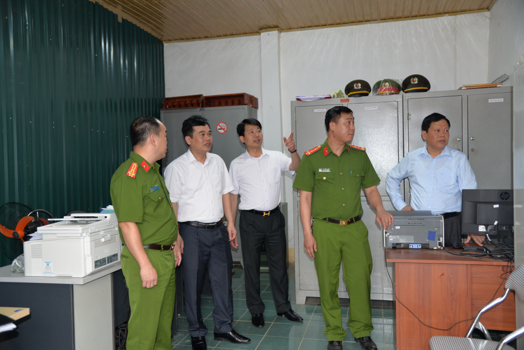 Đoàn giám sát Ban Pháp chế HĐND tỉnh trao đổi với Công an xã Hồng Trị (Bảo Lạc).