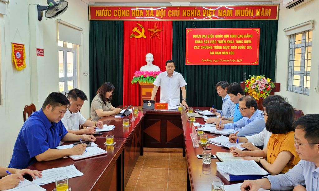 Đoàn công tác trao đổi với Bí thư, Trưởng xóm Nà Ngàn, xã Trương Lương (Hòa An) về tình hình xây dựng các chương trình mục tiêu quốc gia trên địa bàn.