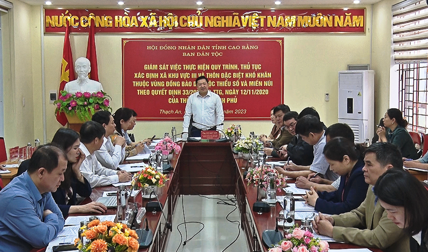 Trưởng Ban Dân tộc HĐND tỉnh Bàn Quý Sơn phát biểu tại buổi làm việc với UBND huyện Thạch An