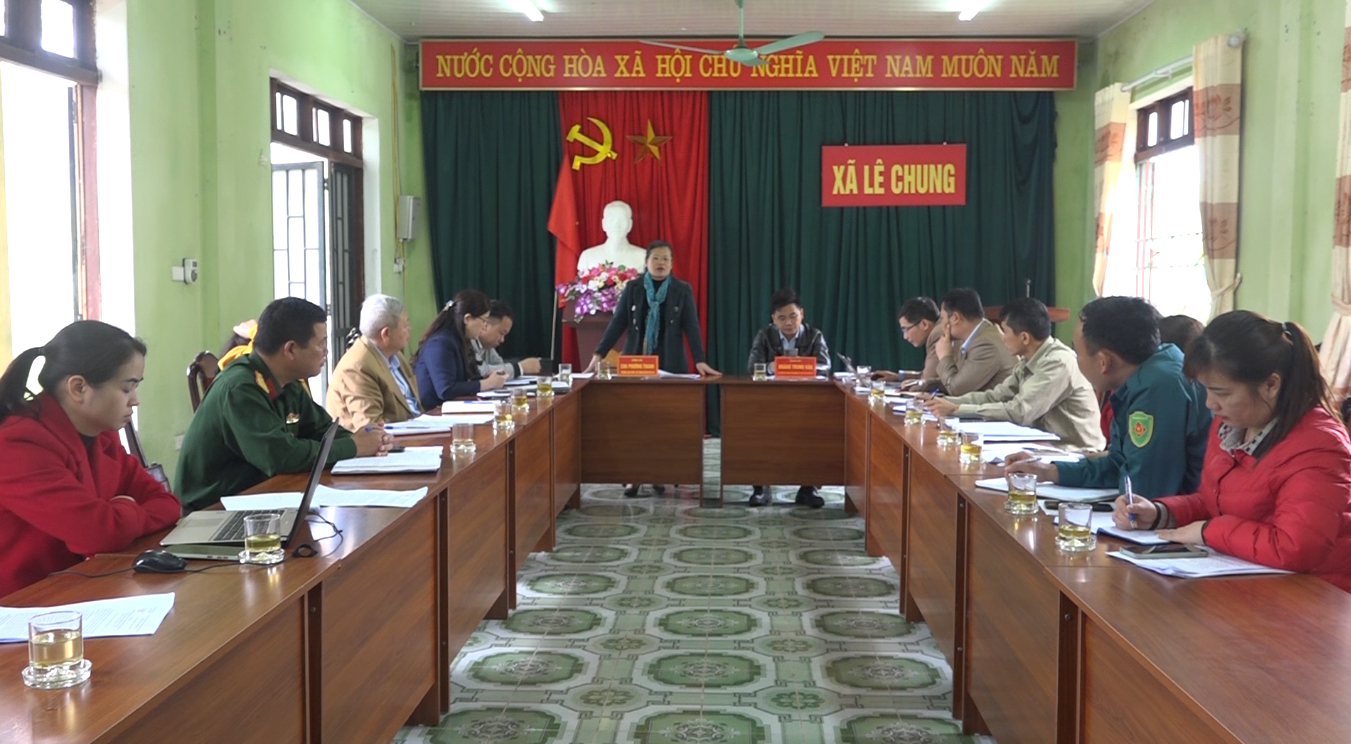 Đoàn giám sát Ban Pháp chế HĐND huyện Hoà An giám sát tình hình xây dựng lực lượng và thực hiện chế độ, chính sách đối với dân quân tự vệ tại xã Lê Chung.
