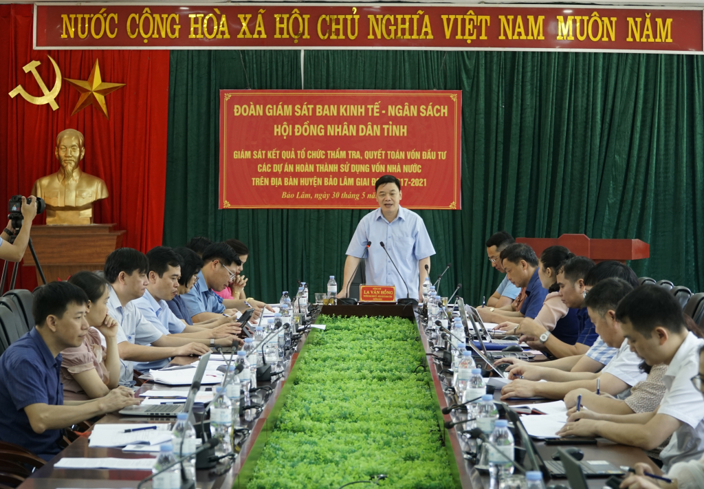 Trưởng Ban Kinh tế - Ngân sách HĐND tỉnh La Văn Hồng phát biểu tại buổi giám sát.