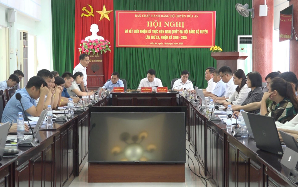 Phó Chủ tịch HĐND tỉnh Nông Thanh Tùng phát biểu tại hội nghị.