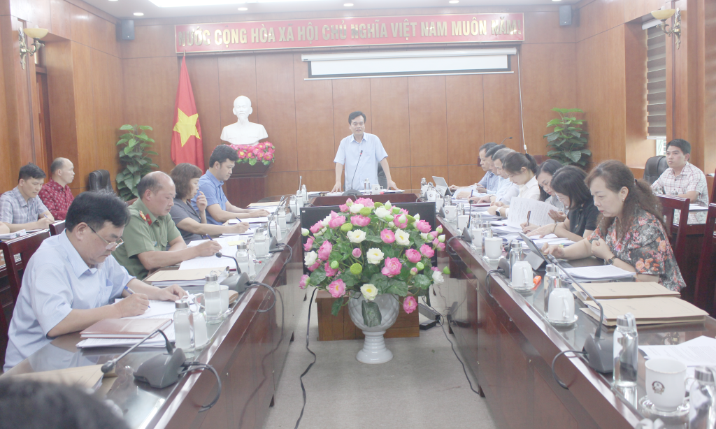Trưởng Ban Pháp chế HĐND tỉnh Nông Văn Tuân phát biểu tại Hội nghị thẩm tra