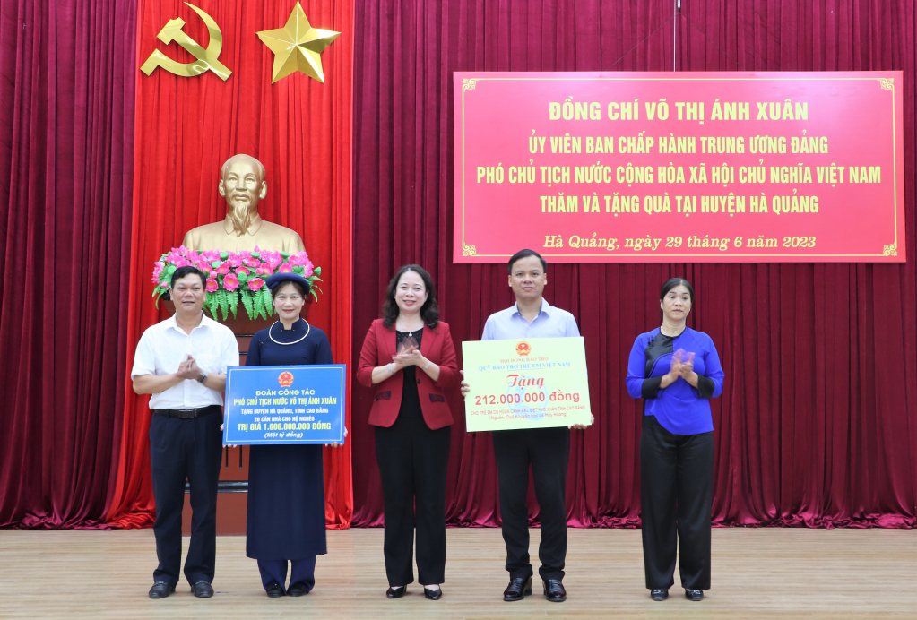 Phó Chủ tịch nước Võ Thị Ánh Xuân trao kinh phí xây nhà cho hộ nghèo huyện Hà Quảng.