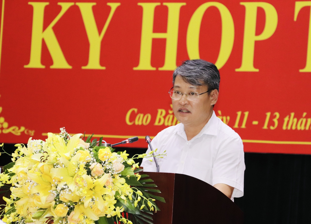 Phó Giám đốc phụ trách Sở Tài nguyên và Môi trường Chu Đức Quang trả lời chất vấn tại Kỳ họp.