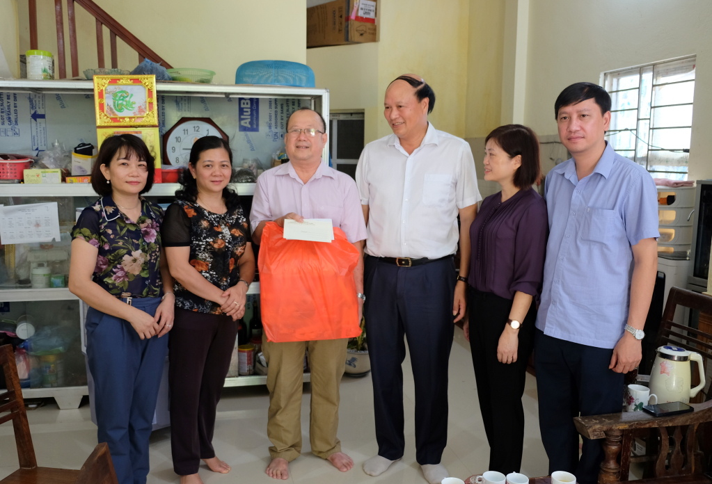 Phó Chủ tịch HĐND tỉnh Hoàng Văn Thạch và đoàn công tác tặng quà ông Mông Hữu Thiết, tổ dân phố 7, thị trấn Bảo Lạc (Bảo Lạc).