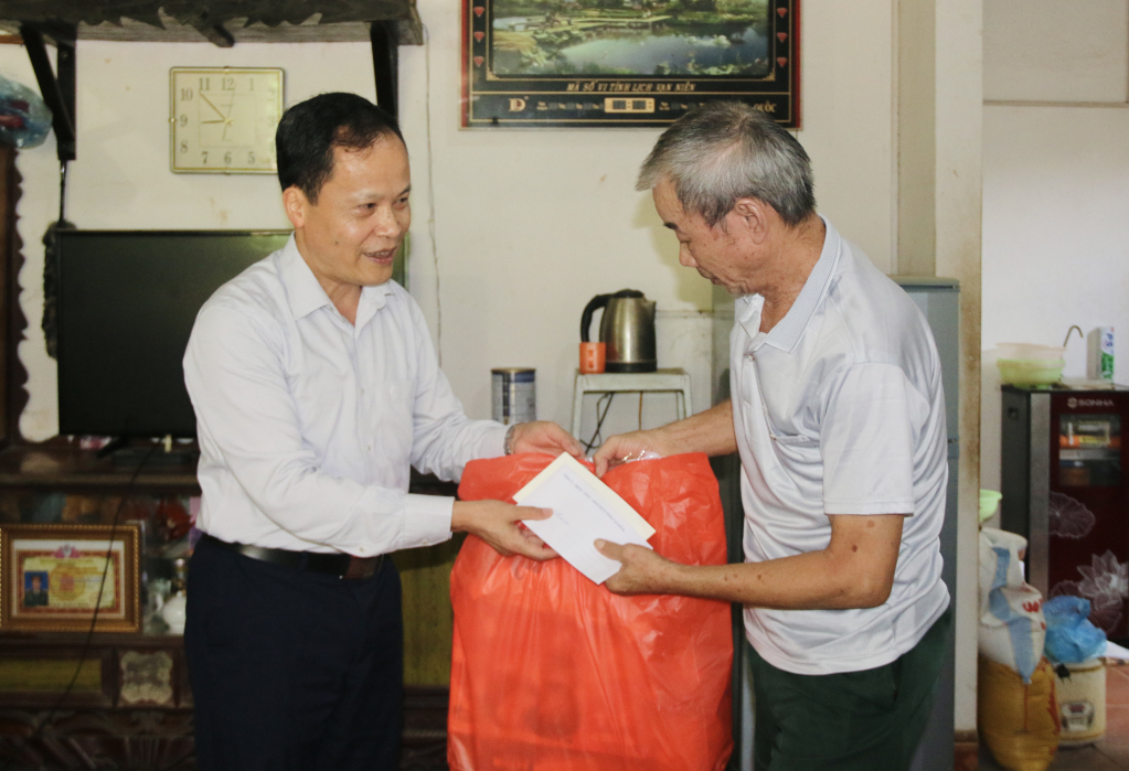 Phó Chủ tịch HĐND tỉnh Nông Thanh Tùng tặng quà thương binh Đàm Đại Dương, xóm Phia Tráng, xã Đức Long (Hòa An).