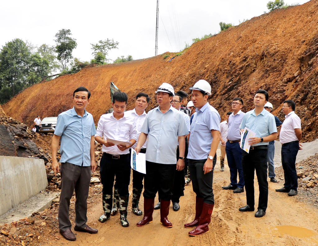 Đoàn công tác kiểm tra đoạn đường Km 84+500 thuộc xã Chí Viễn (Trùng Khánh).