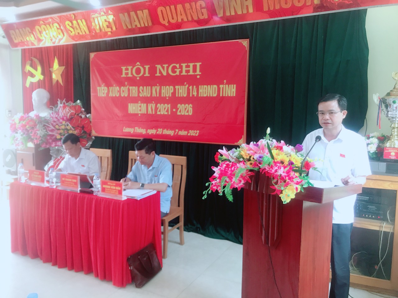 Đại biểu HĐND tỉnh báo cáo nội dung của Kỳ họp thứ 14 với cử tri xã Lương Thông, huyện Hà Quảng