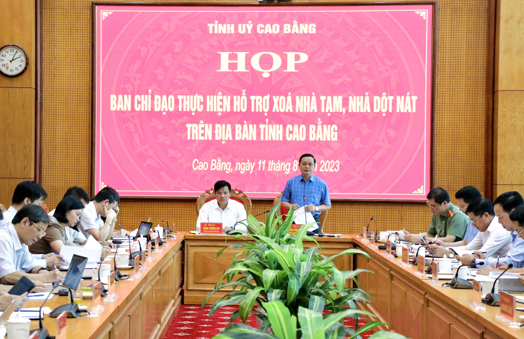 Phó Bí thư Thường trực Tỉnh ủy, Chủ tịch HĐND tỉnh Triệu Đình Lê phát biểu kết luận cuộc họp.