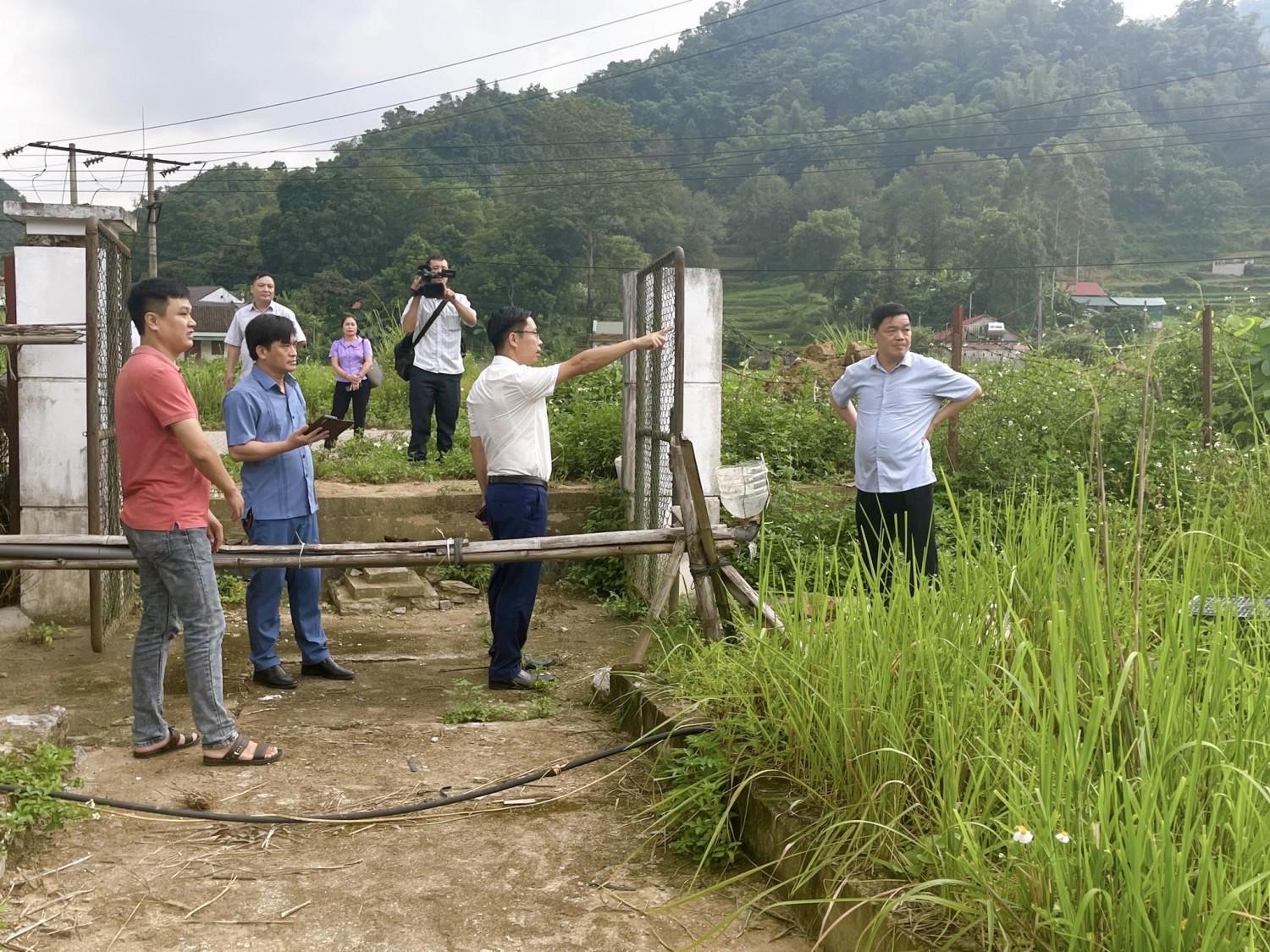 Các đại biểu HĐND tỉnh khảo sát hệ thống thoát nước và vệ sinh thị trấn Thanh Nhật, huyện Hạ Lang