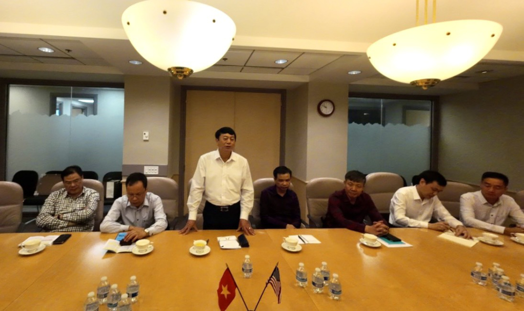 Chủ tịch UBND tỉnh Hoàng Xuân Ánh thông tin sơ bộ về tình hình phát triển kinh tế - xã hội của tỉnh tại buổi làm việc