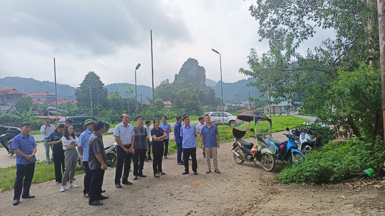 Đoàn giám sát của Thường trực HĐND tỉnh khảo sát một số công trình dự án trên địa bàn huyện Quảng Hòa