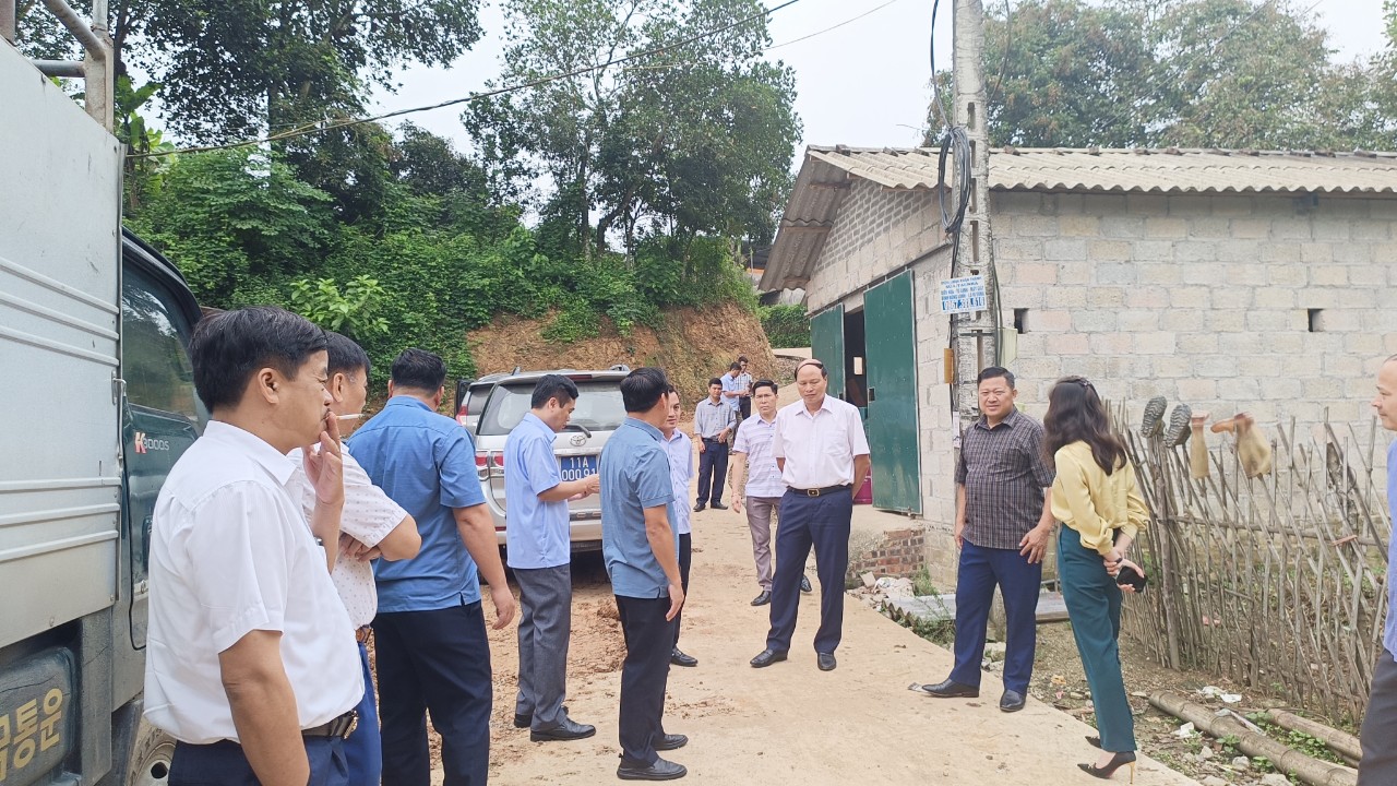 Đoàn giám sát của Thường trực HĐND tỉnh khảo sát một số công trình dự án trên địa bàn huyện Hòa An
